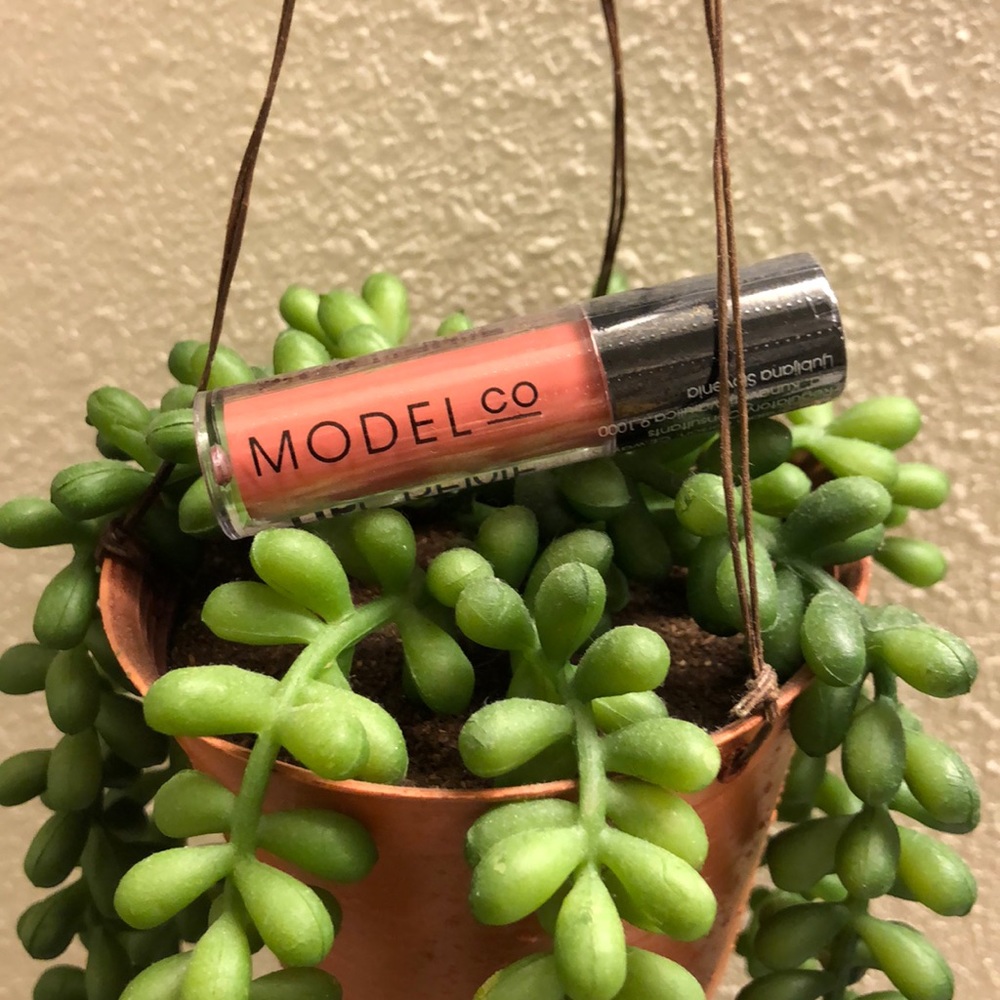 Trial size Model Co LIPCREME Matte